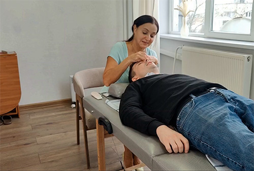 Зрелая милфа и процедуру сделать может качественно и минет в туалете