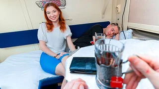 Русская рыжая молодая девчонка трахается в вагоне поезда