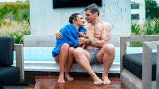 Молодая шкура с упругой жопой переспала со мной и получила оргазм