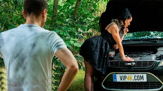 Незнакомец в лесу поимел милфу, а в кустах куколд муж дрочил на них