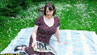 Старая грудастая милфа пытается соблазнить молодого парня