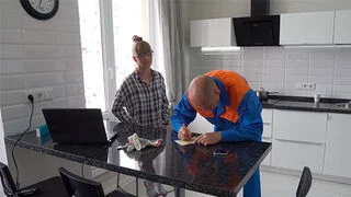 Милфа без денег расплатилась с сантехником жестким сексом