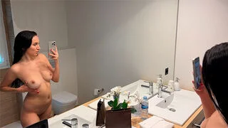 Молоденькая мачеха по ошибке отправила свои голые фотографии пасынку