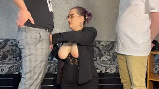 Учительница устроила тройничек дома — один лижет киску, второй трахает в рот